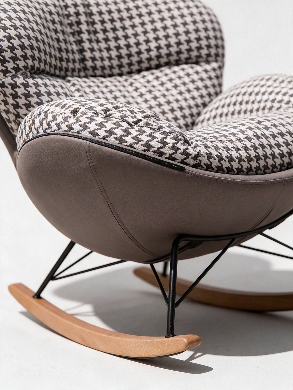 NIORA Nimbus lounge chair, upholstery and construction detail