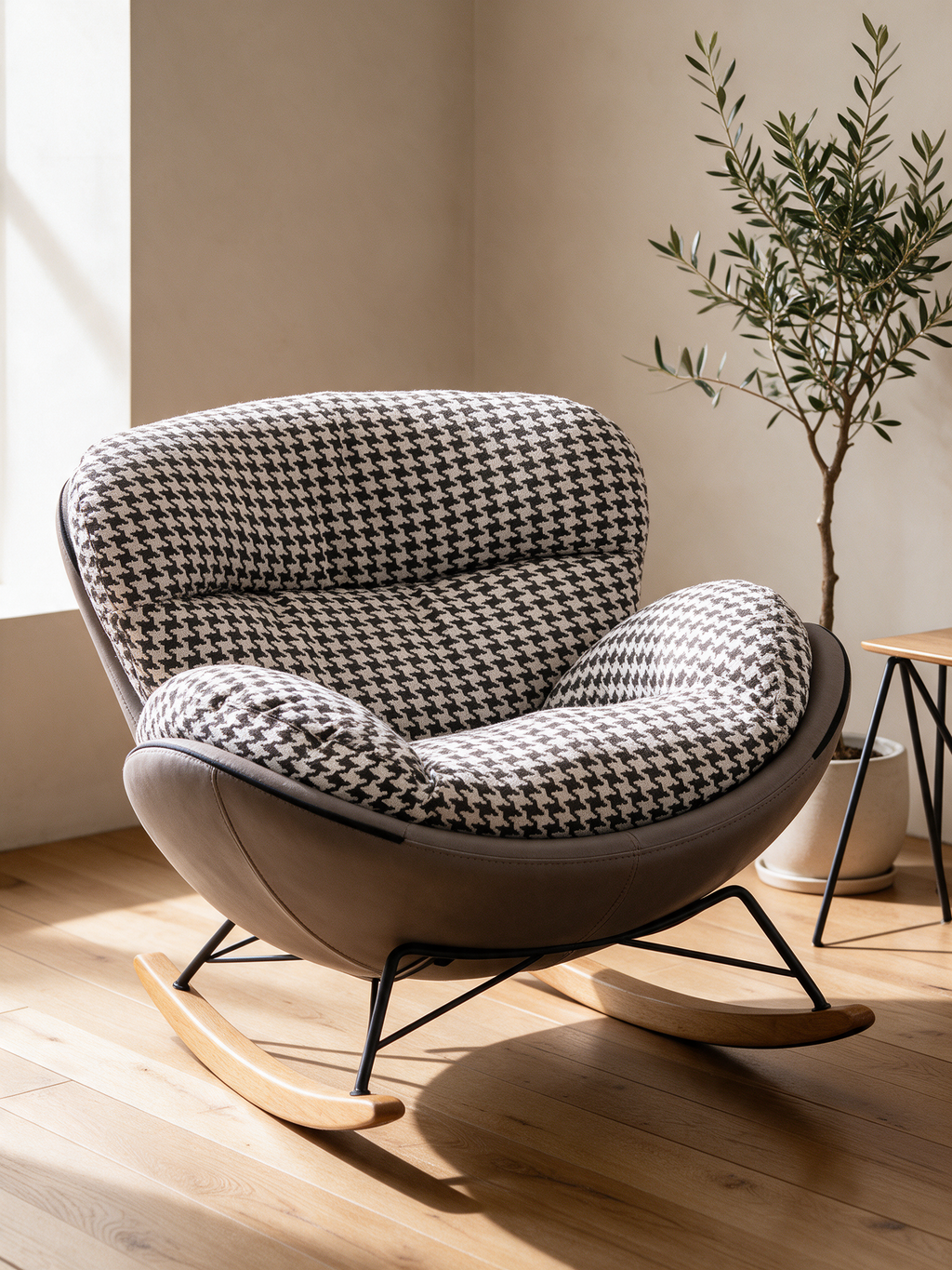 NIORA Nimbus lounge chair in a modern lounge corner in daylight