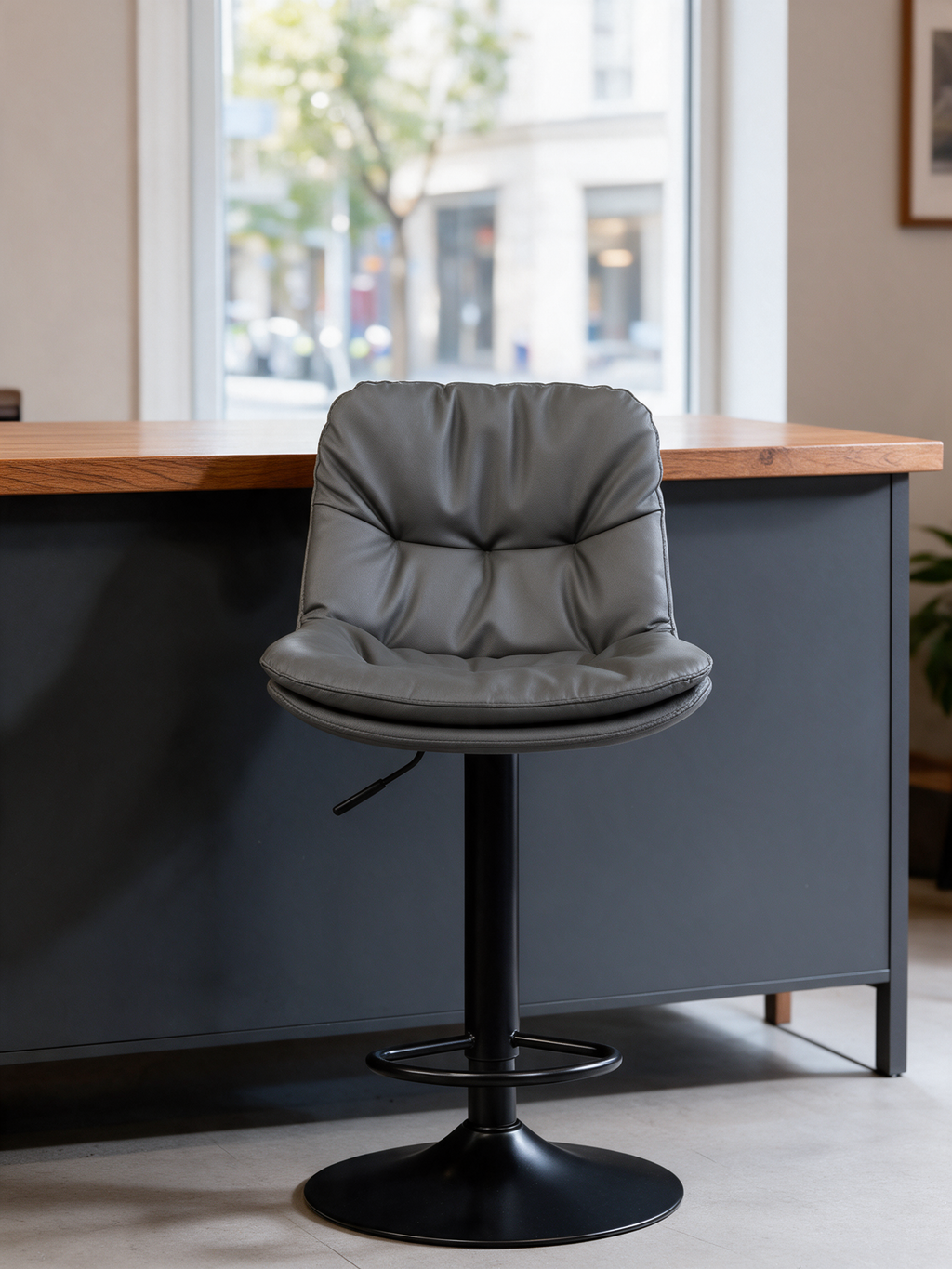 NIORA Bosch high chair at a modern bistro counter in daylight