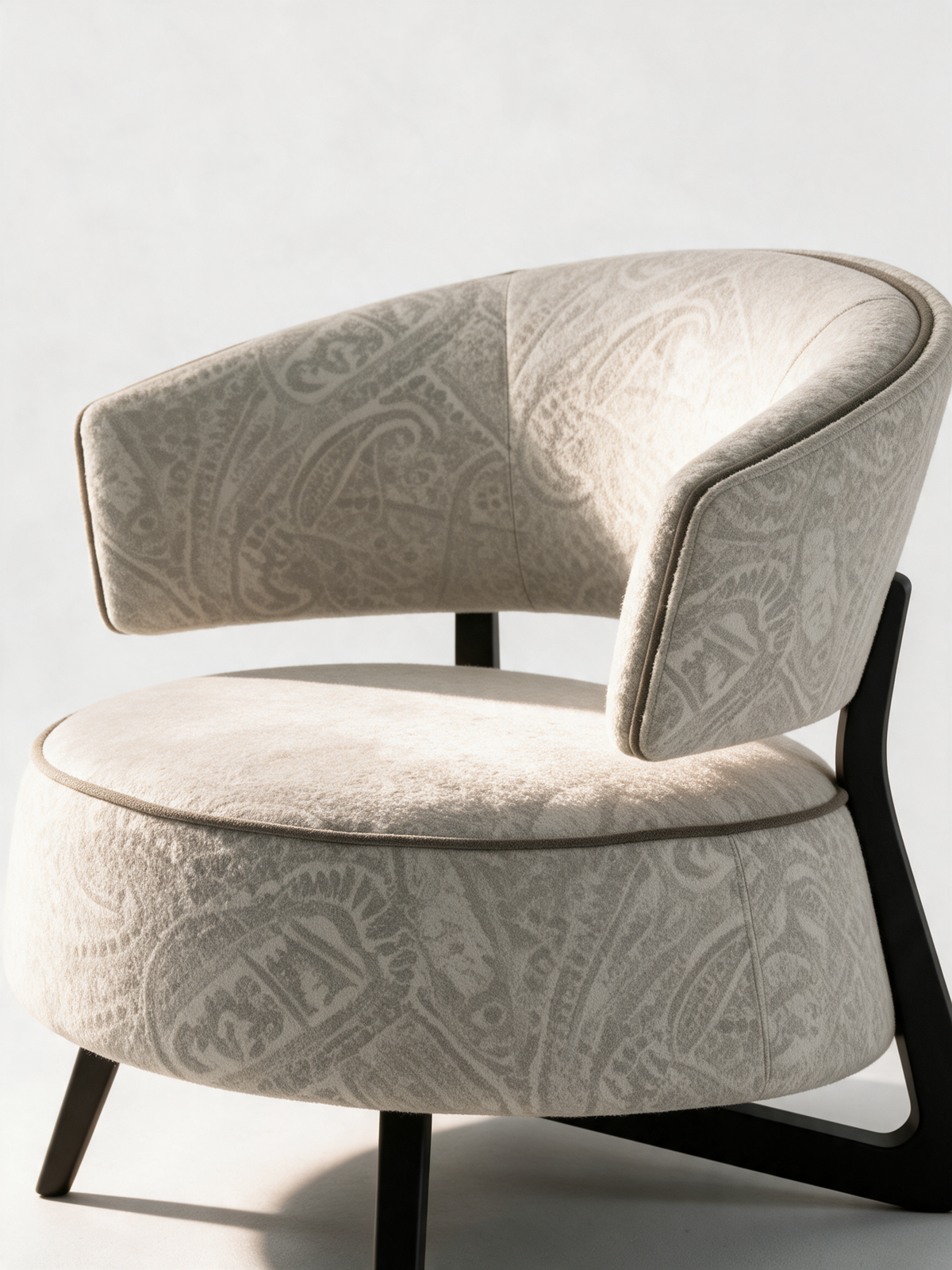 NIORA Oaklyn lounge chair, upholstery and construction detail
